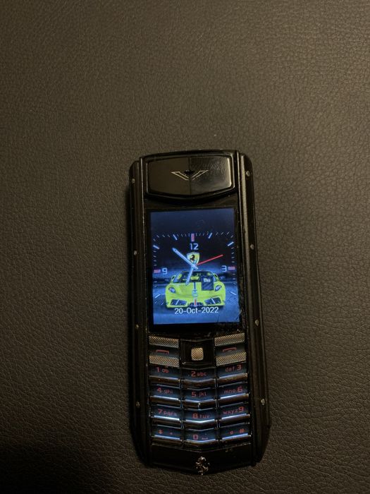 Vertu ferrari лимитиран телефон