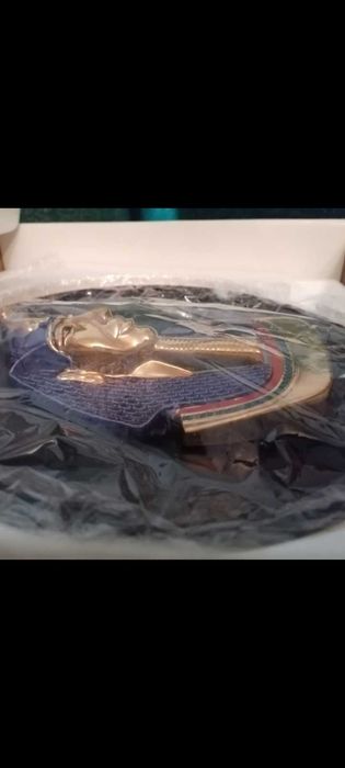 farfurie 3D cu Faraonul Akhenaten tatal lui Tutankhamon pictata cu aur