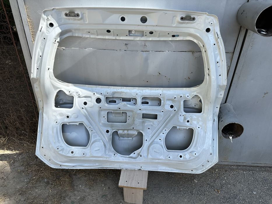 Дверя багажника,багажник Rav4.