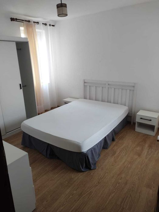 Apartament de închiriat cu 3 camere la etajul 4