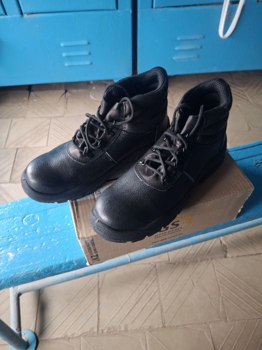 Спец ботинки,новые,43 размер.