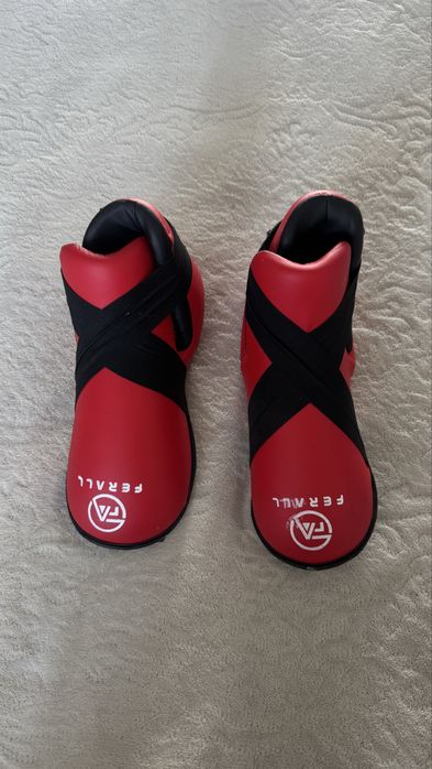 Перчатки, галоши, щитки для кикбоксинга