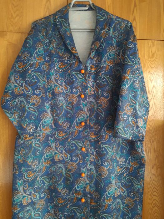 Женские платья и халаты.