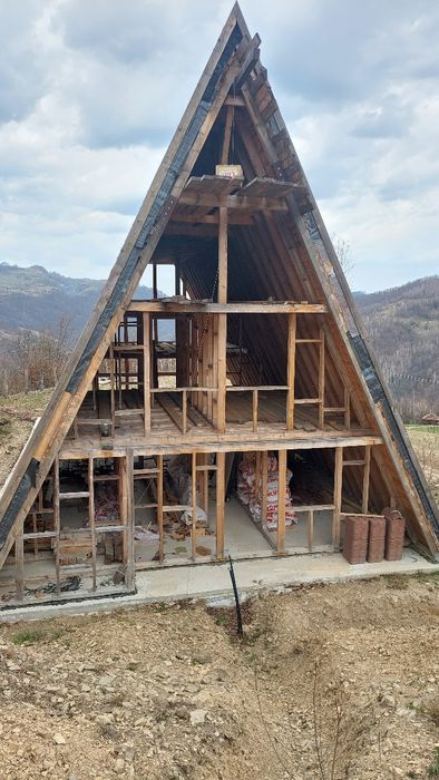 Execut case din lemn și pe structură  ușoară