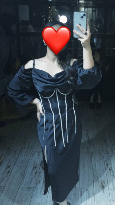 Черное платье с вырезом вместо с корсетом