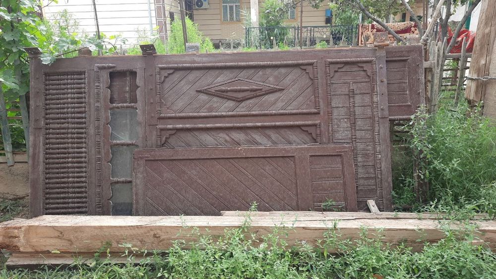 Шыккан улкен даруаза сатылады.Капталындагы косяклары менен турыпты..
