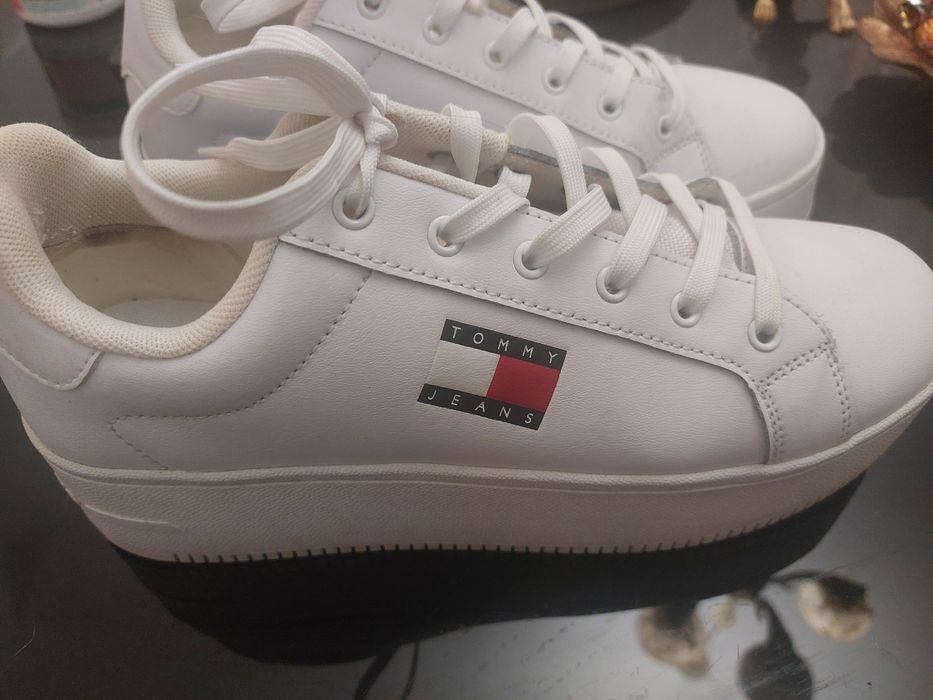 Маратонки на Томи Хилфигер,номер 40,обувани 2-3пъти,съвсею като нови