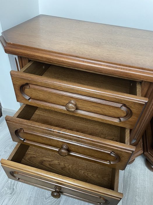 Дървени нощни шкафчета