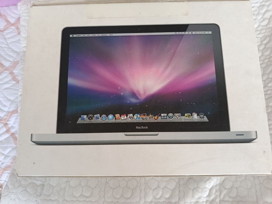 На продаже два ноутбука, MacBook и HP