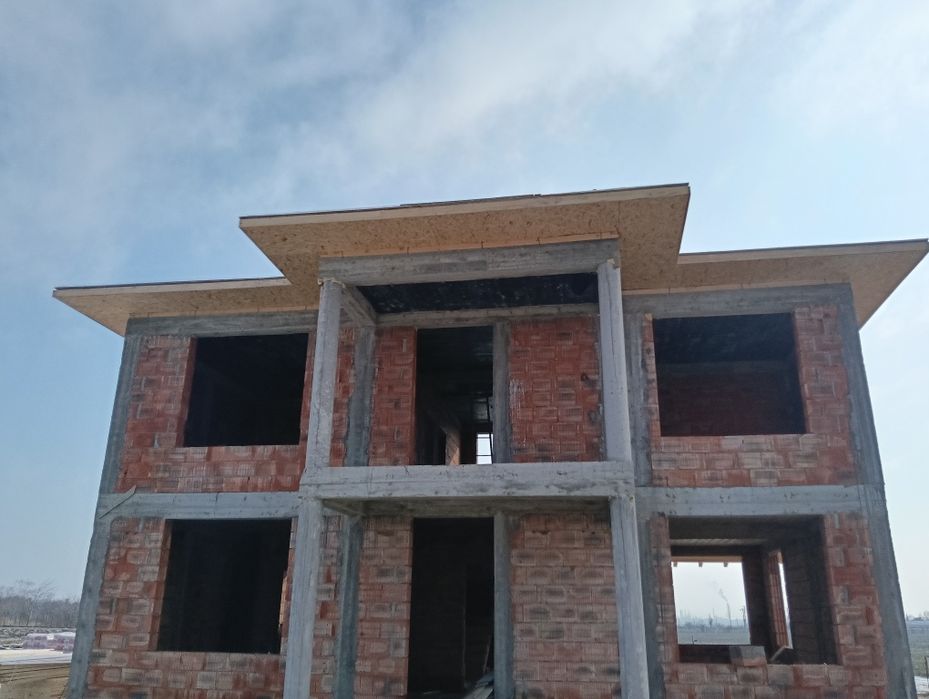 Casa la roșu   in constructie Blejoi .Loturi teren intravilan.