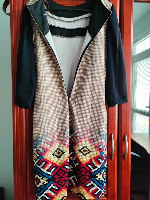 Дамска рокля NZL , елегантна, ластична, с колие, с черни тюлени ръкави