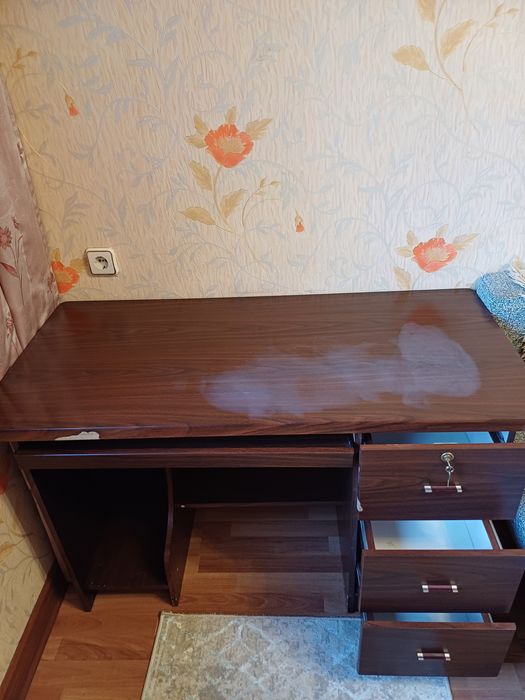 Бесплатно отдаю стол