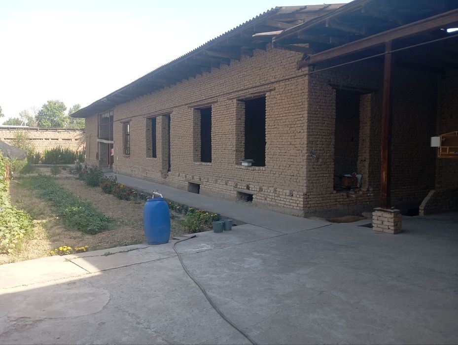 Uy sotiladi 9 xona 18-sotix