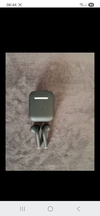 Suport wireless universal și căști wireless universale.