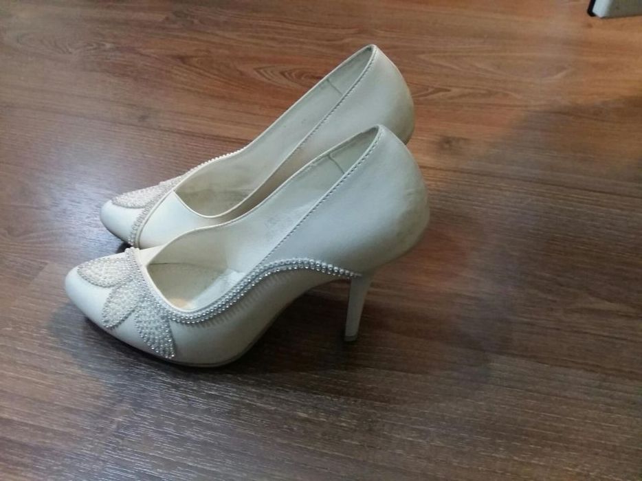 Туфли белые на каблуках