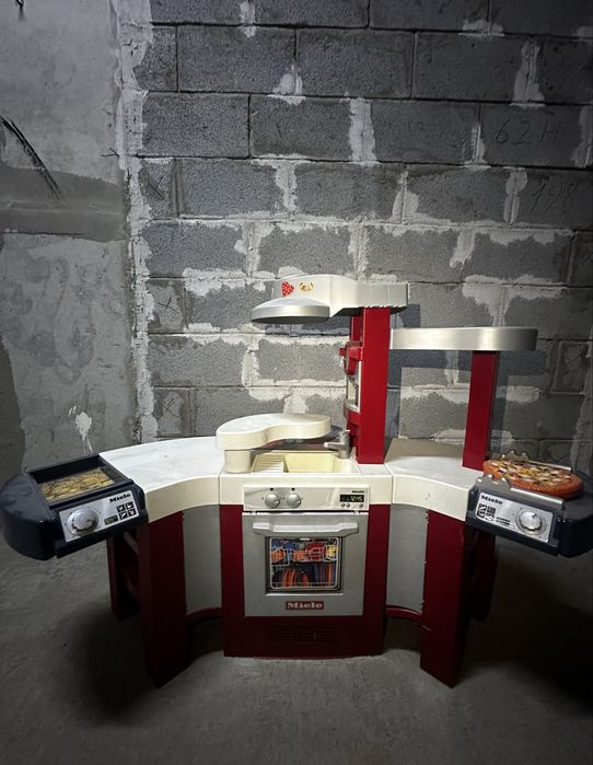 Детская кухня с игрушками