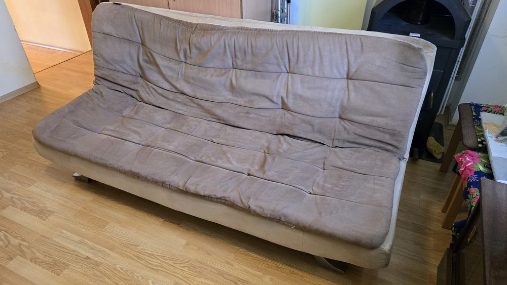 Легло с матрак и повдигащ механизъм