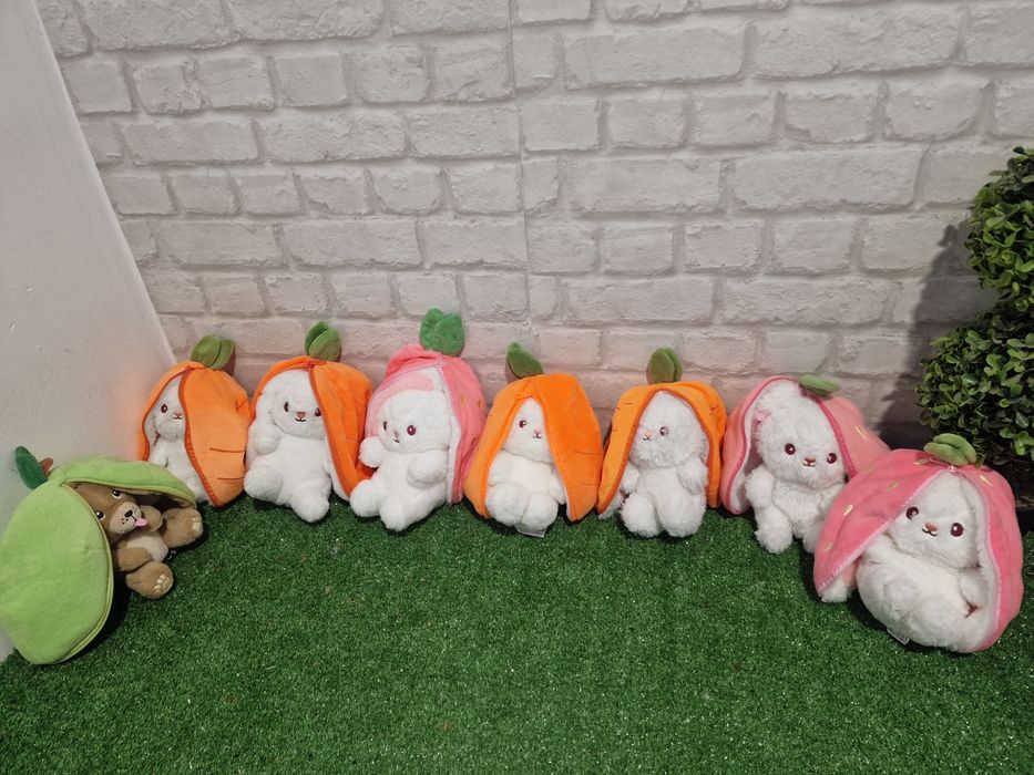 Плюшена играчка зайче морков ягода