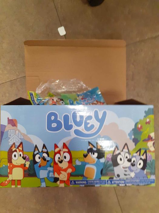 Бинго и Блуи пакетчета с фигурки изненада.И на едро.