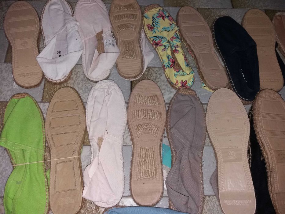 Papuci slapi plaja cu talpa reliefata si curelusa, pentru femei, barbati. Pret 20 lei. Espadrile albe bej maro negre nr. 33 36 37 38 39 40 41 42 43 45
