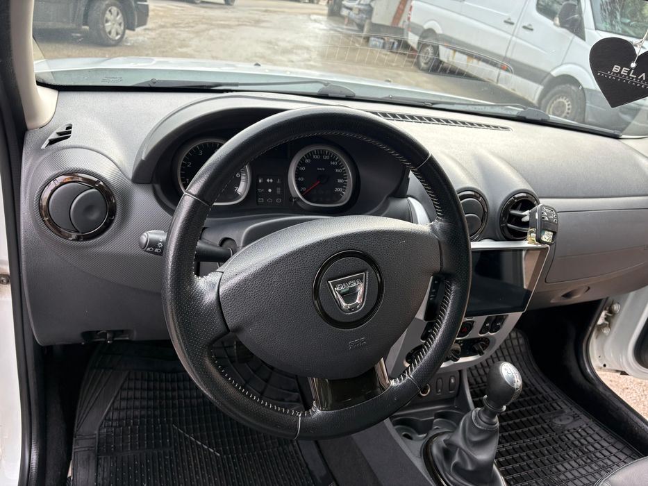 Vând Dacia Duster 2011