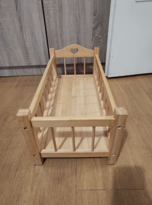 Дървено креватче за кукли