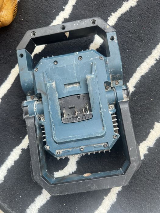 Lampa Bosch pe baterie , defecta