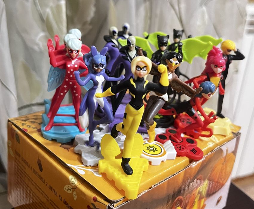 Серия фигурок из киндера леди баг