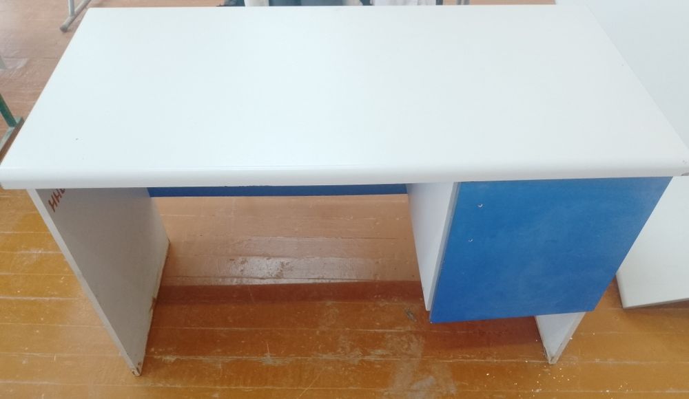 Sotiladi srochno arzon narxda.Parta va stul