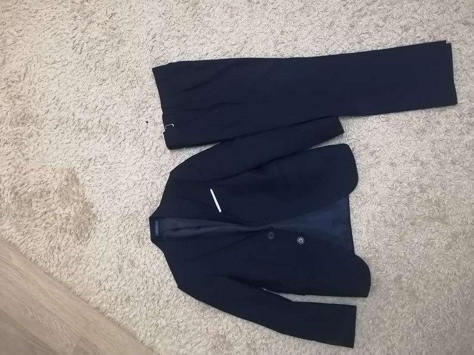 продам детскую школьную форму