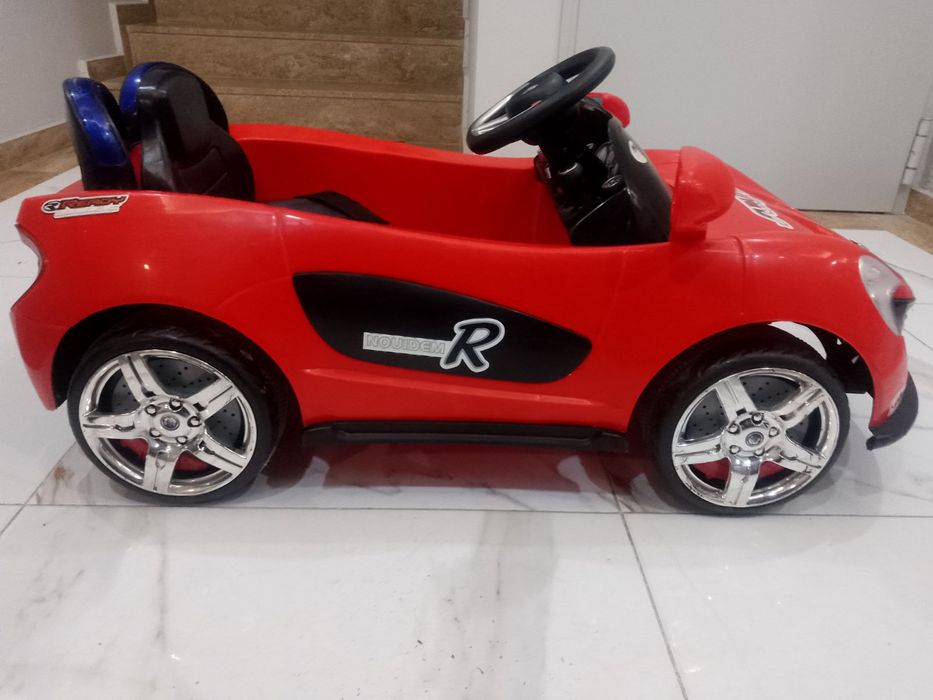 Червена акумулаторна кола