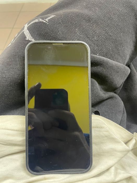 Продам айфон 13.