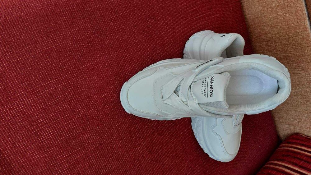 Нови спортни обувки