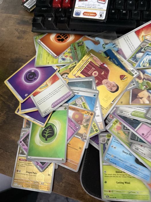 Lot de peste 150 cartonase Pokemon
