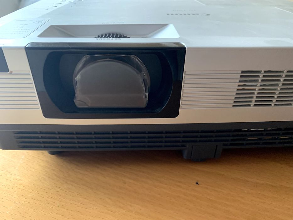 ПРОДАВА СЕ МУЛТИМЕДИЕН ПРОЕКТОР // Canon LV 7390 - КАТО НОВ Е !!!