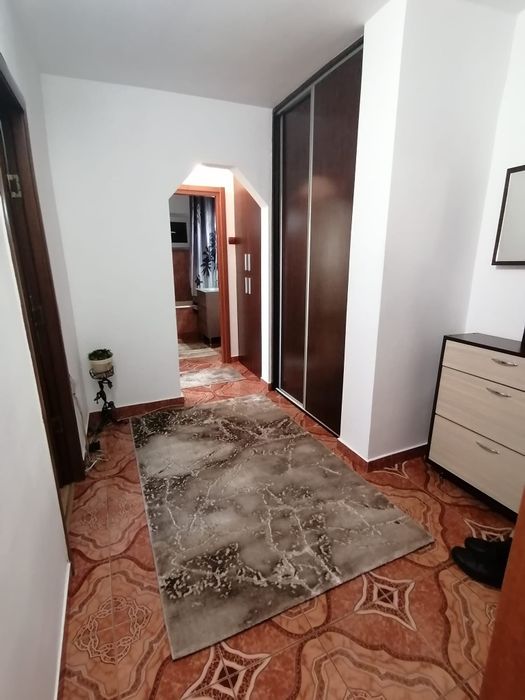 Inchiriez apartament decomandat cu doua camere