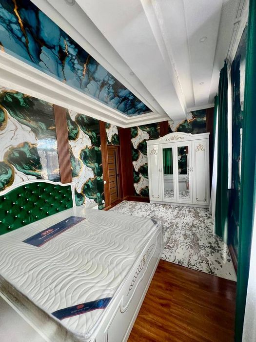 Yangi mebellar bilan jihozlangan issiq va shinam kvartira