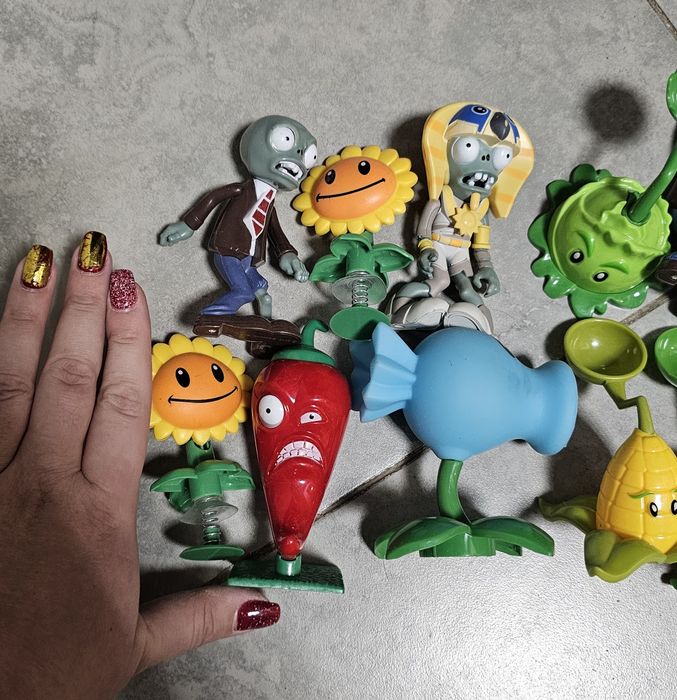 Набор игрушек зомби против растений