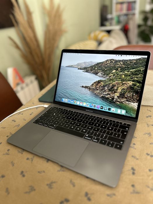 Продавам Macbook Air Retina A1932 16 GB RAM 256 GB SSD