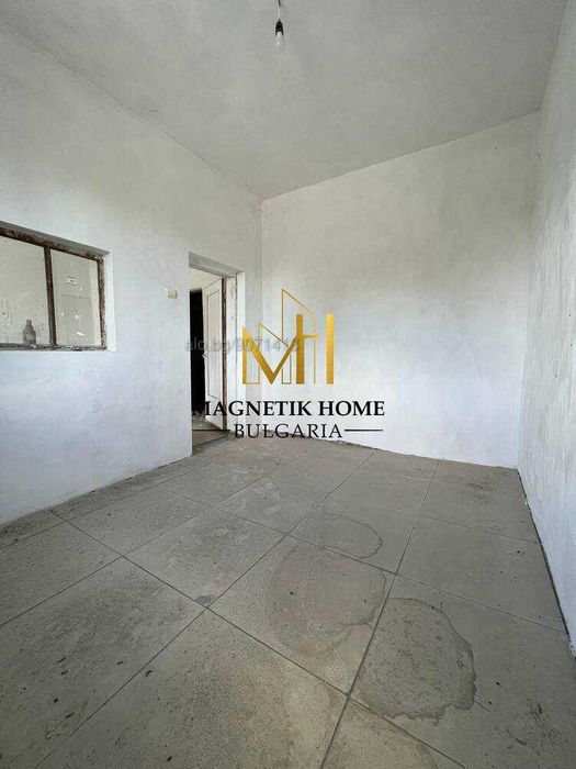 Складова база с товарен вход и частен паркинг в ж.к. Долно Езерово