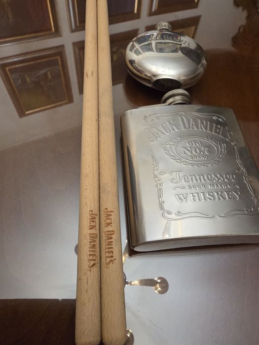 Butelcuta, plosca, bețe de tobă Jack Daniels. Colecție