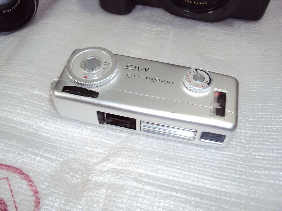 lot de 4 aparate foto retro pe film AGFA,CANON,MINOLTA si ZENIT