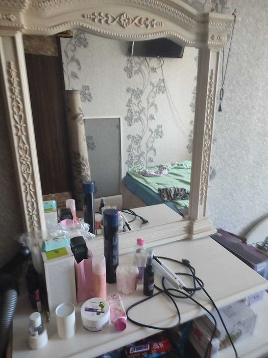 Трюмо с зеркалом и тумбой