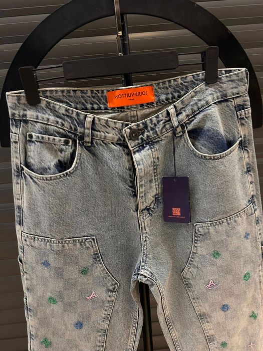 Blugi LV. Calitatea originalului. Toate marimile disponibile