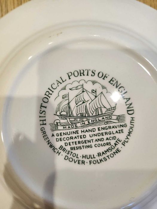 Английски чинии с маркировка