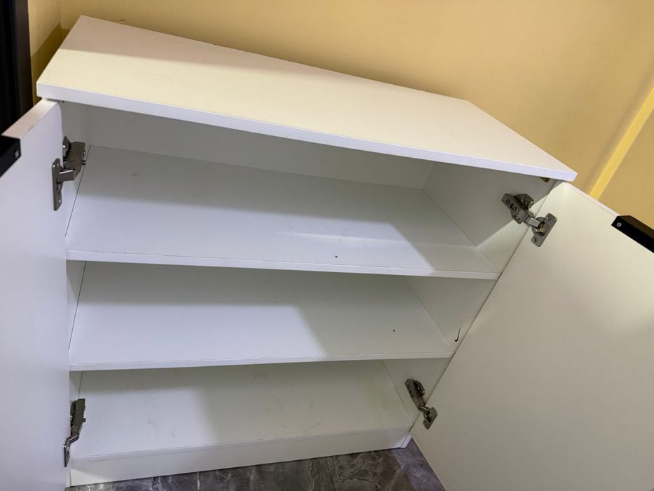 Белый удобный шкафчик