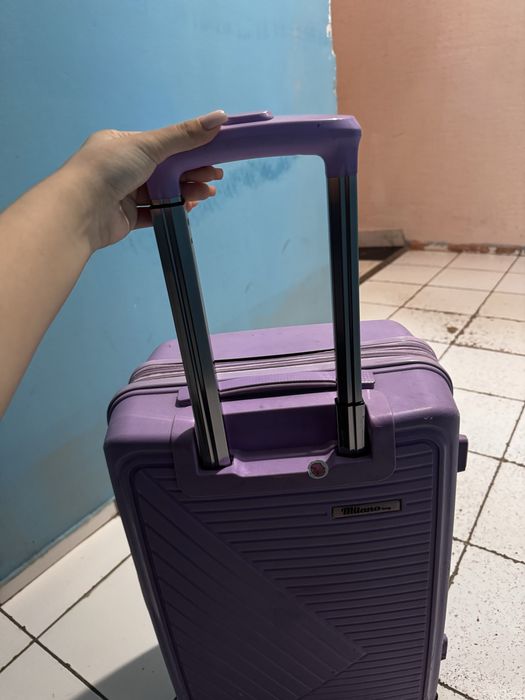 Чемодан фиолетовый среднего размера