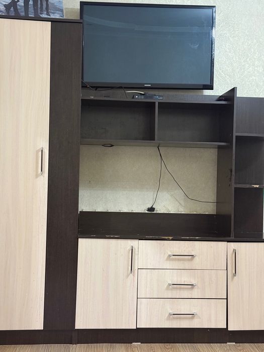 Три больших шкафа, 4 тумбы, 2 туалетного столика с задвижными полками