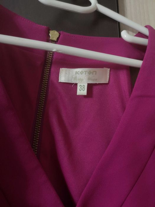 Къса рокля със ефектен детайл отстрани