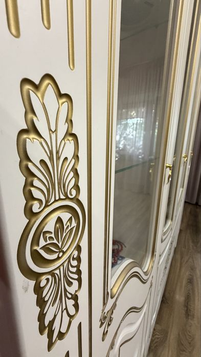 Продам шкаф,стол,8 стульев набор